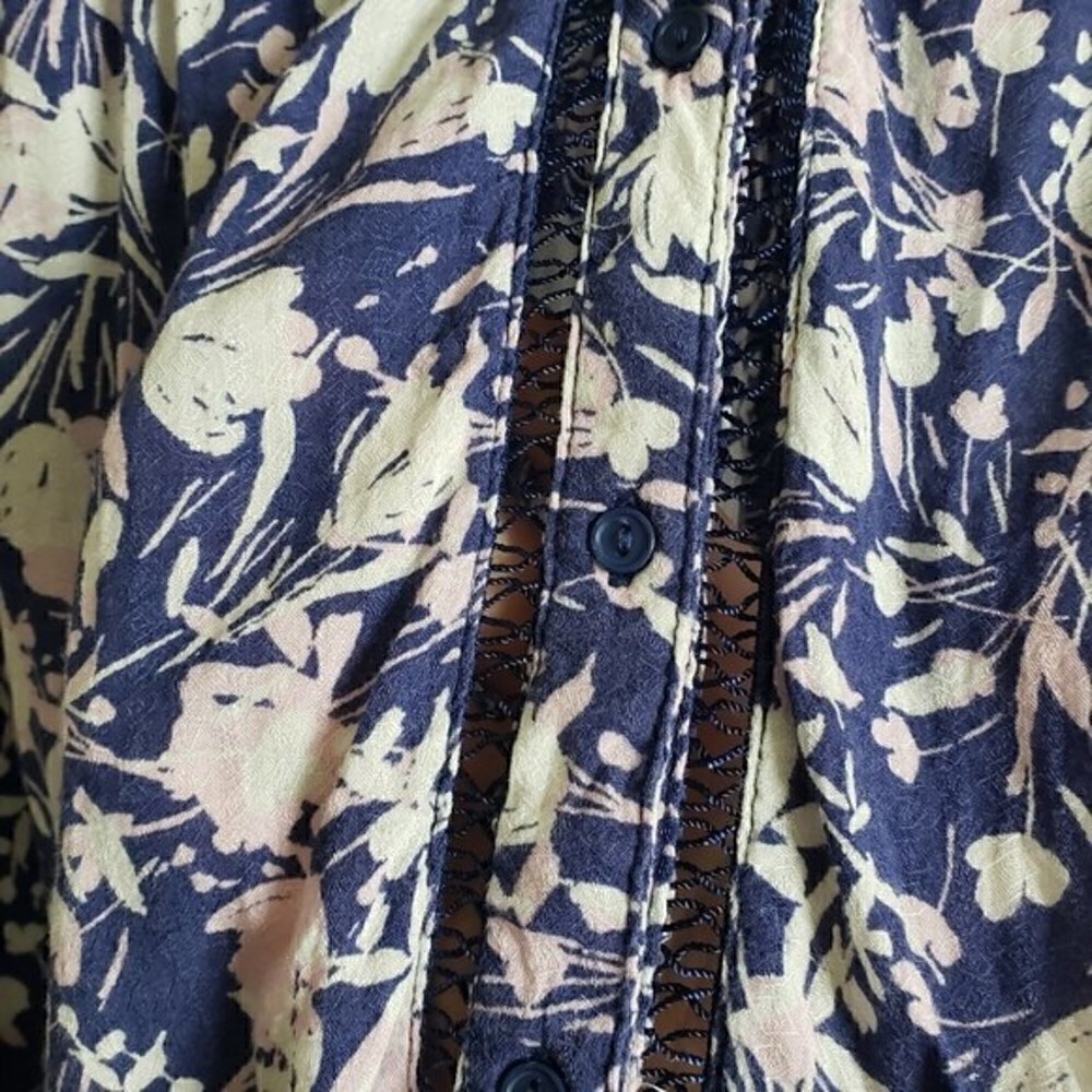 Floral print puff sleeve button blouse top size Medium - Picture 10 of 10